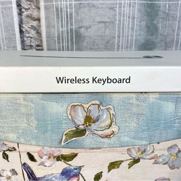 Apple Nwt Wireless Keyboard Slim Portable Bluetooth Connectivity - Picture 2 of 10